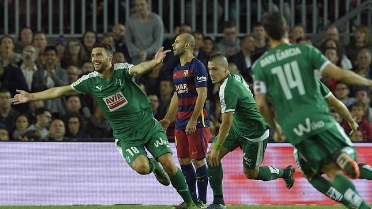 Borja Gonzalez, del Eibar, junto a Javier Mascherano, en centro, en el Camp Nou, este domingo.