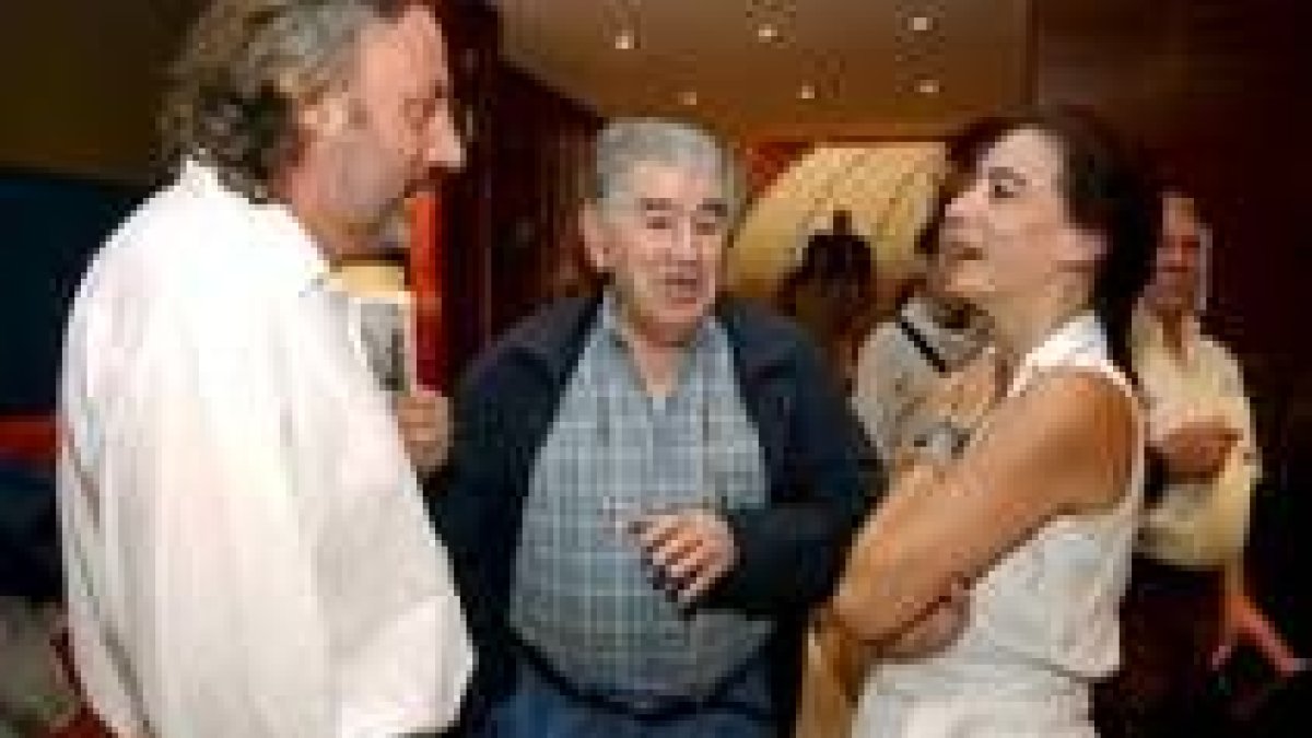 Julio Llamazares, Antonio Gamoneda y Ángeles Caso, momentos antes de presentar el manifiesto