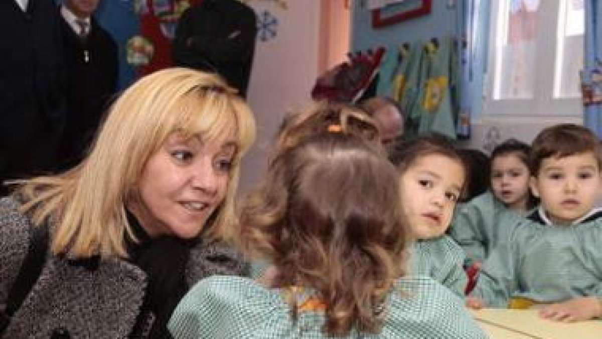 Isabel Carrasco charla con los pequeños de una guardería durante una visita