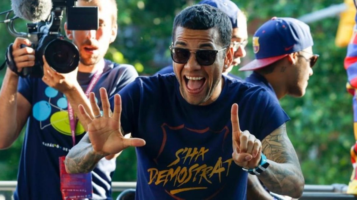 Alves muestra el seis en la última rúa aludiendo a las seis Ligas que ha conquistado con el Barça.
