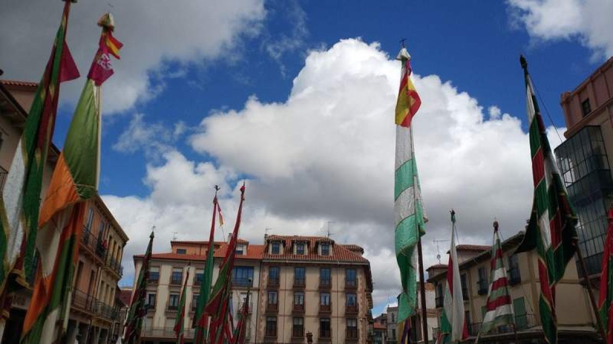 La romería de Cosamai, que sale de la plaza Mayor, reúne a los pendones de una veintena de pueblos, a los vecinos, usuarios, trabajadores y autoridades. A.V.