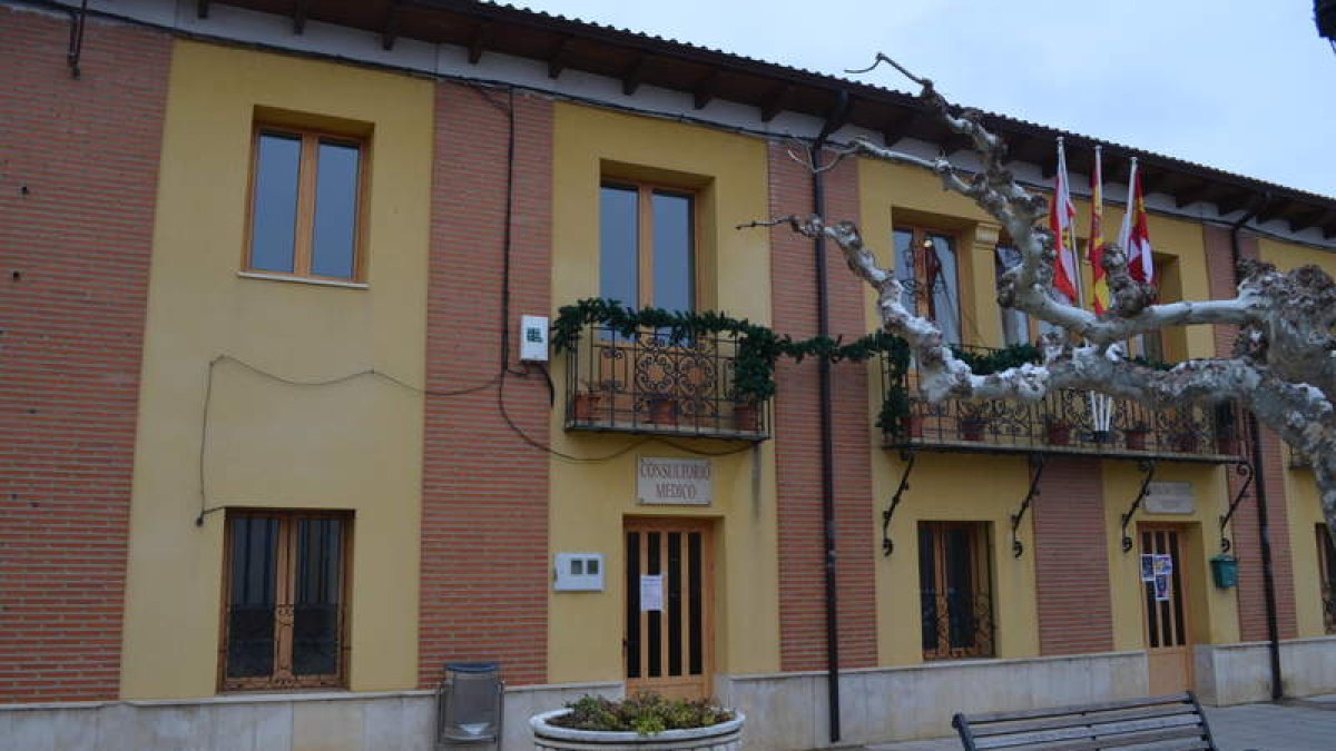 Imagen de la fachada del consultorio médico de Fresno de la Vega, junto a la casa consistorial. MEDINA