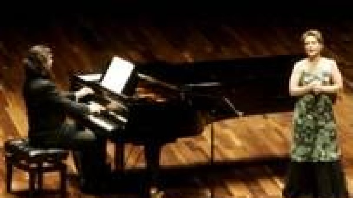 Un momento de la actuación de la soprano María Bayo, junto al pianista Maciej Pikulski