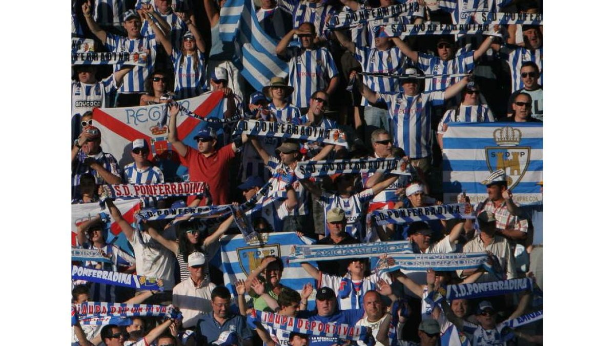 La masa social de la Deportiva sigue en aumento gracias a los buenos resultados obtenidos en la recta inicial de la Liga. L. DE LA MATA