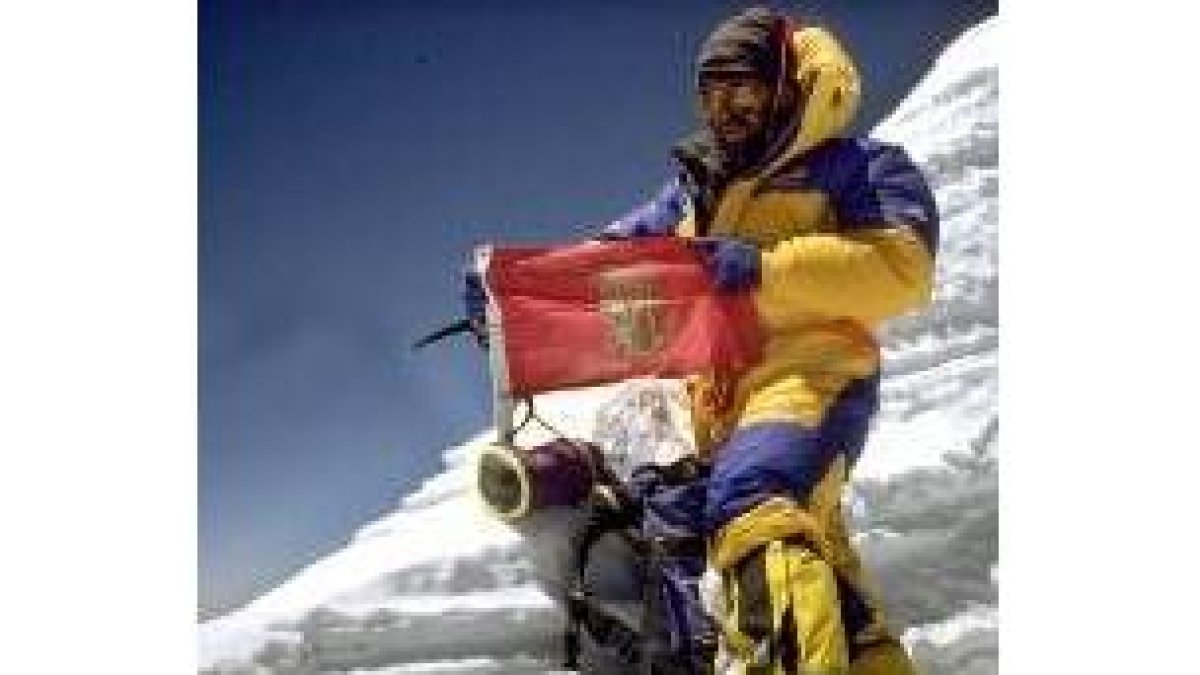 Oiarzábal, con la bandera alavesa, tras coronar otro «ochomil» en 1999