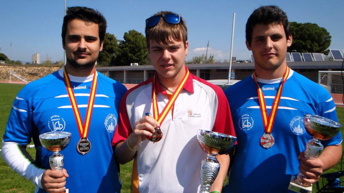 El berciano Alejandro González, en el centro, logró la medalla de oro en el campeonato de España.
