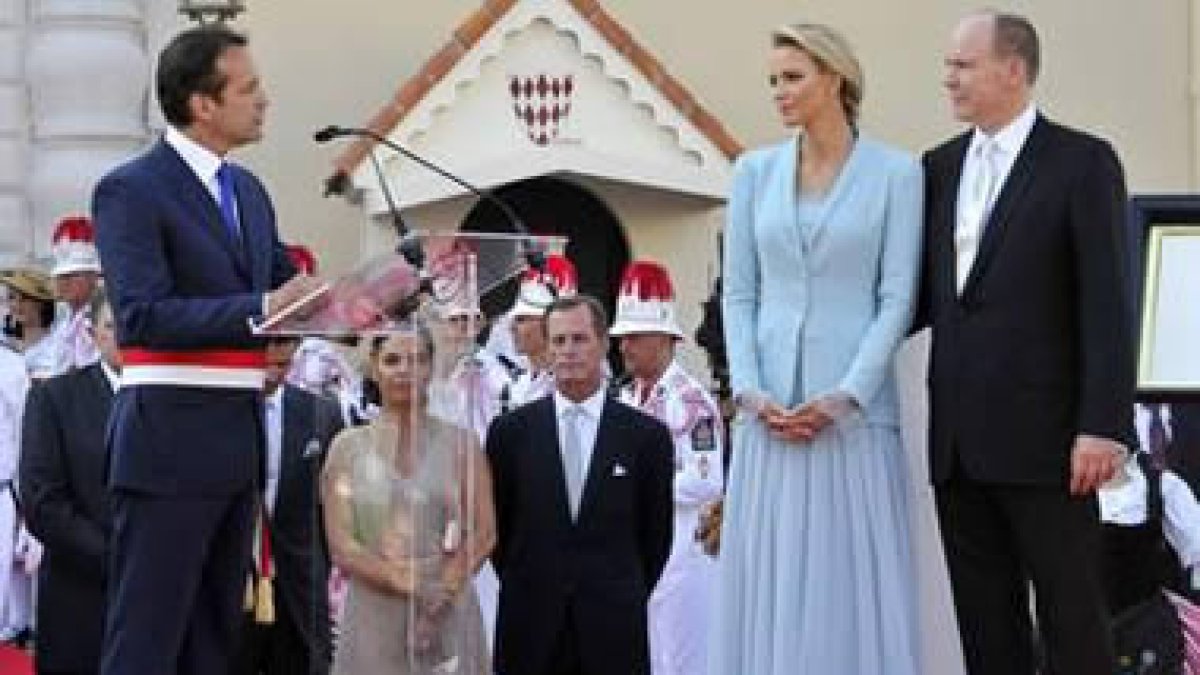 El alcalde saluda a los novios en la ceremonia de entrega de regalos.