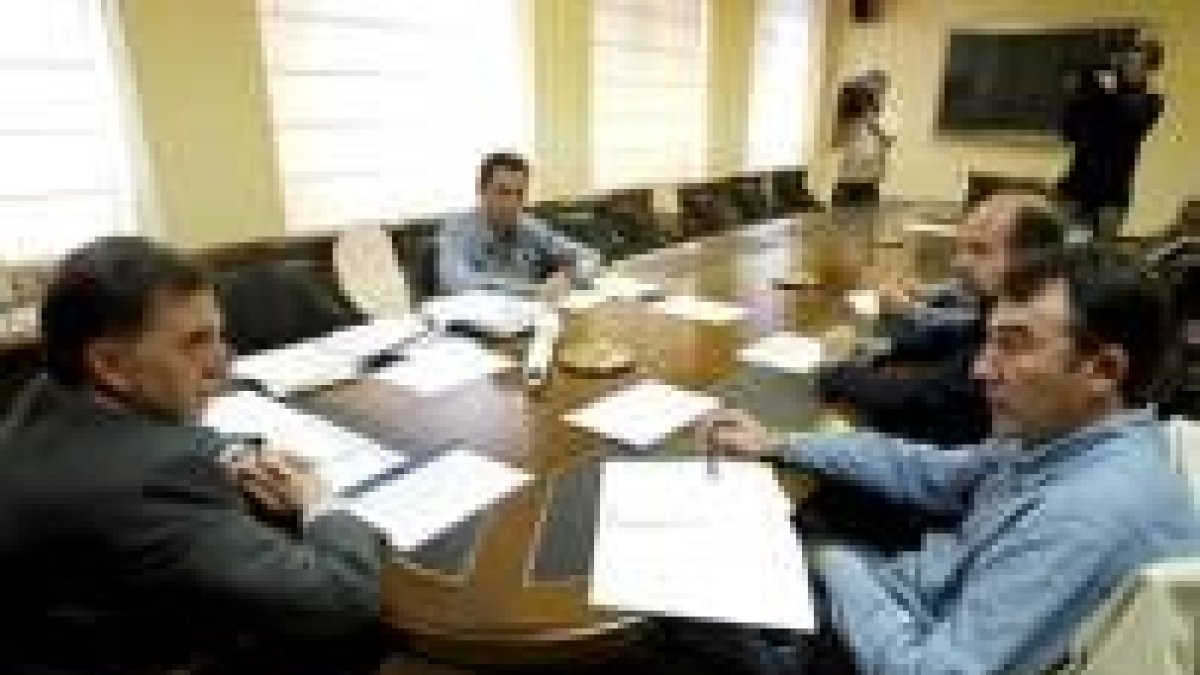 Alejo y los representantes de CC.OO., en la Delegación del Gobierno