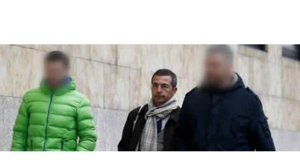 Compañeros de Raquel Gago se dirigen, junto a Fermín Guerrero, abogado de la misma, a los juzgados donde prestaron declaración.