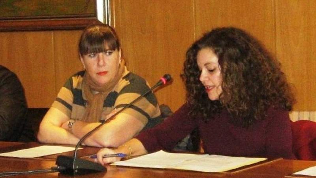 La portavoz socialista, Silvia Cao, a la derecha. CEBRONES