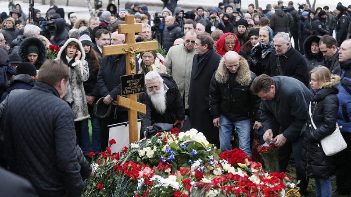 Una multitud deposita flores sobre la tumba de Boris Nemstov.