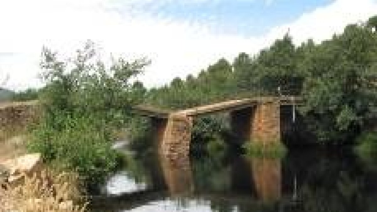 El río Eria, a su paso por la localidad de Torneros de la Valdería