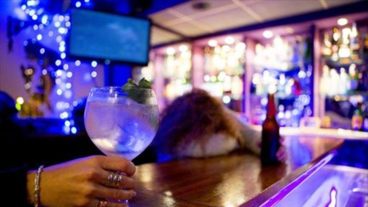 Una bebida alcohólica en primer plano, en una barra de un bar de Barcelona.