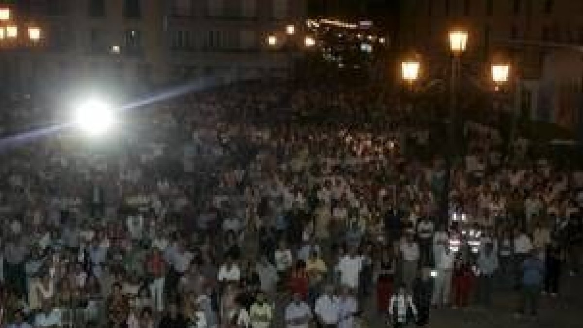 Los ponferradinos siguieron con interés el pregón en la plaza