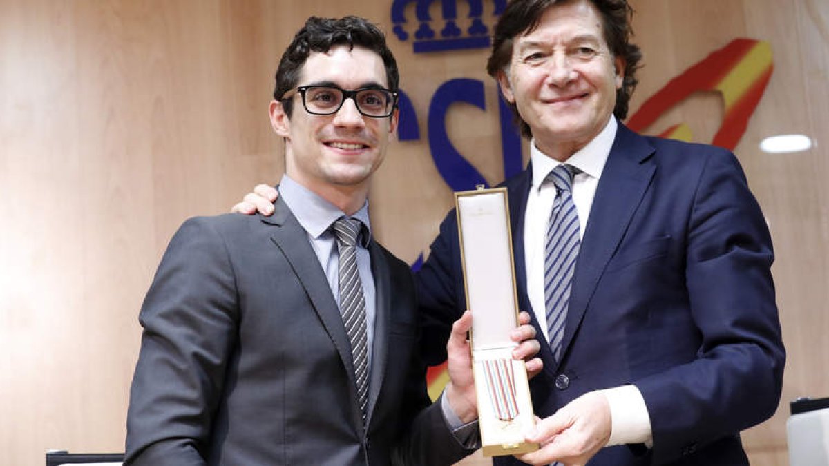 El patinador Javier Fernández junto al secretario de Estado para el Deporte, José Ramón Lete. ZIPI