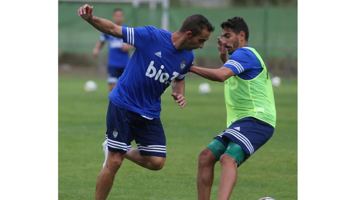 Alberto Aguilar (i) volverá al once inicial de la Deportiva por la sanción de Alan Baró
