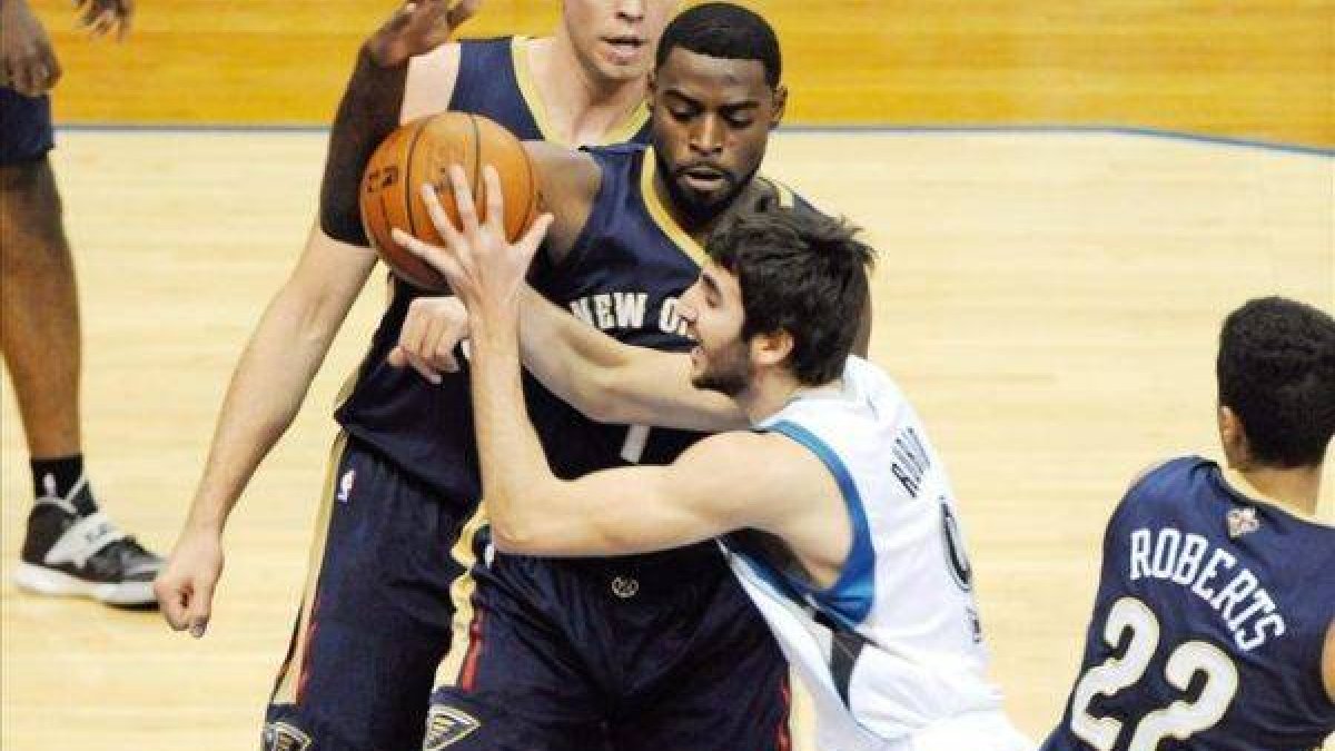 Ricky Rubio, entre Evans y Roberts.