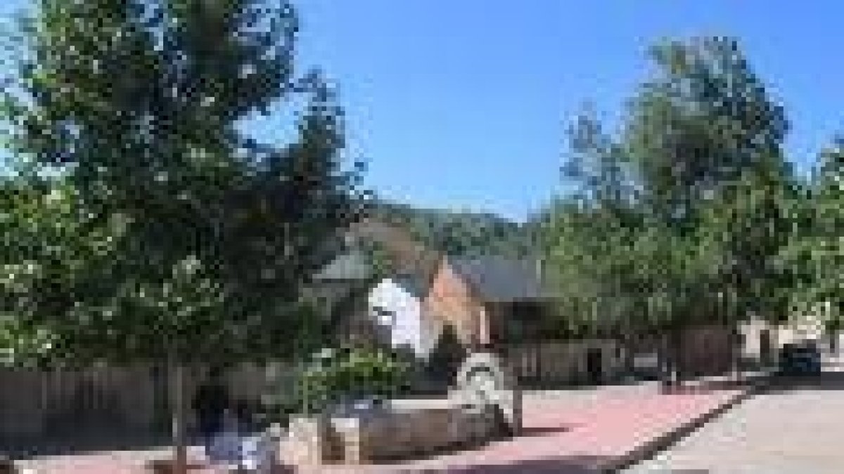 Imágen de la plaza de La Fuente de Viñales sin farolas