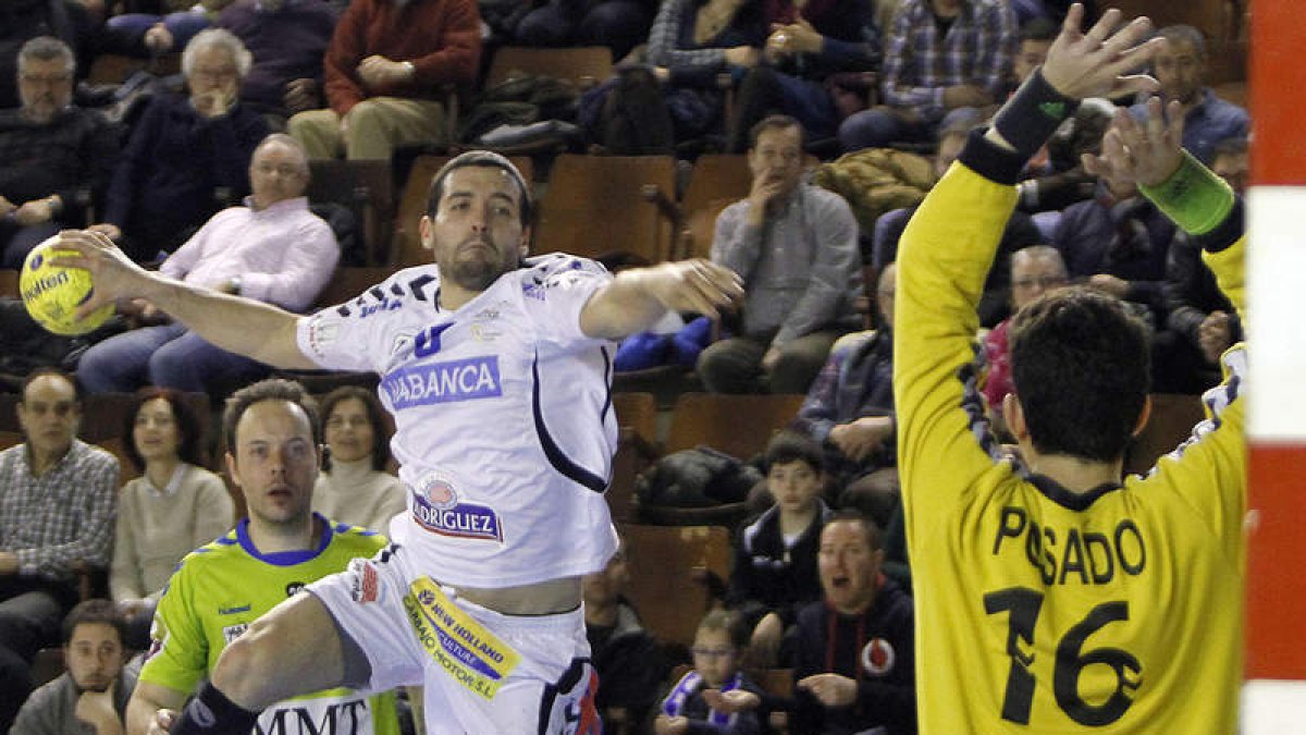 El canterano José Mario Carrillo penetra desde el extremo para batir a Luis Posado, portero del MMT Zamora.