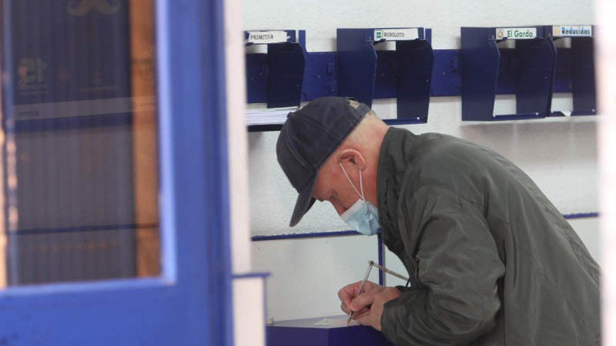 Un hombre prueba suerte en una administración. DE LA MATA