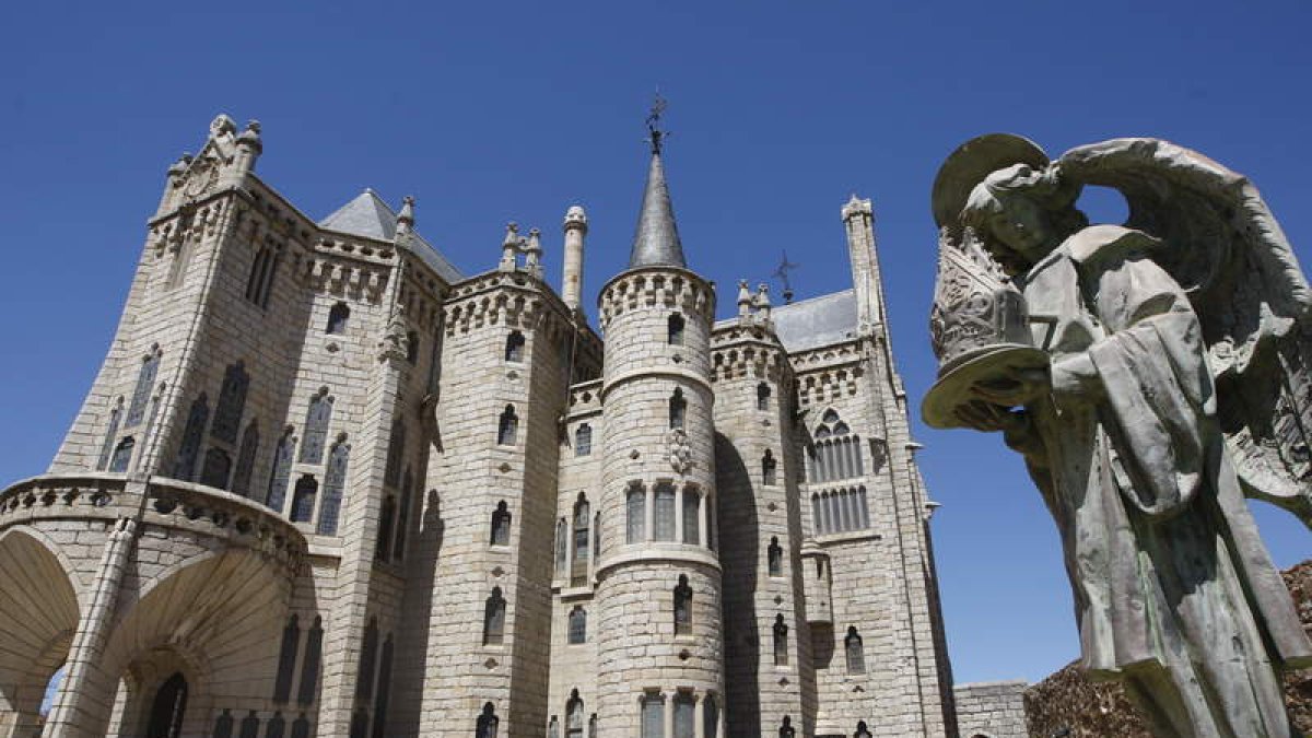 Astorga es núcleo de turistas por su patrimonio.