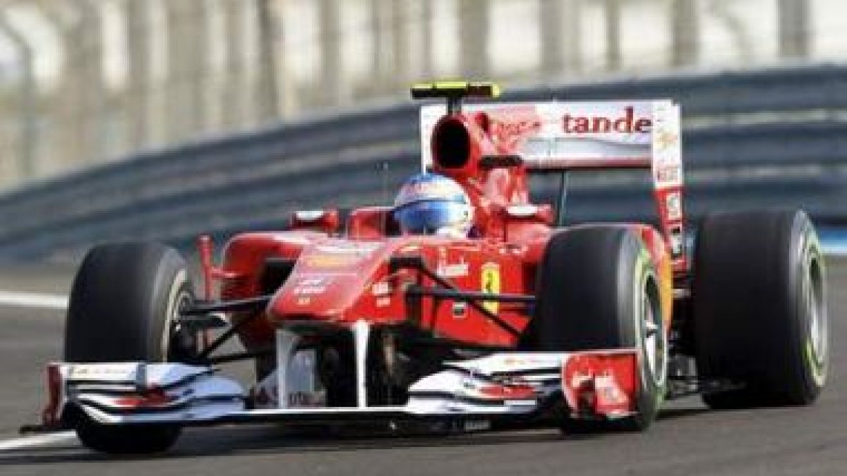 Fernando Alonso conduce su monoplaza durante la tercera sesión de entrenamientos en el circuito de Y