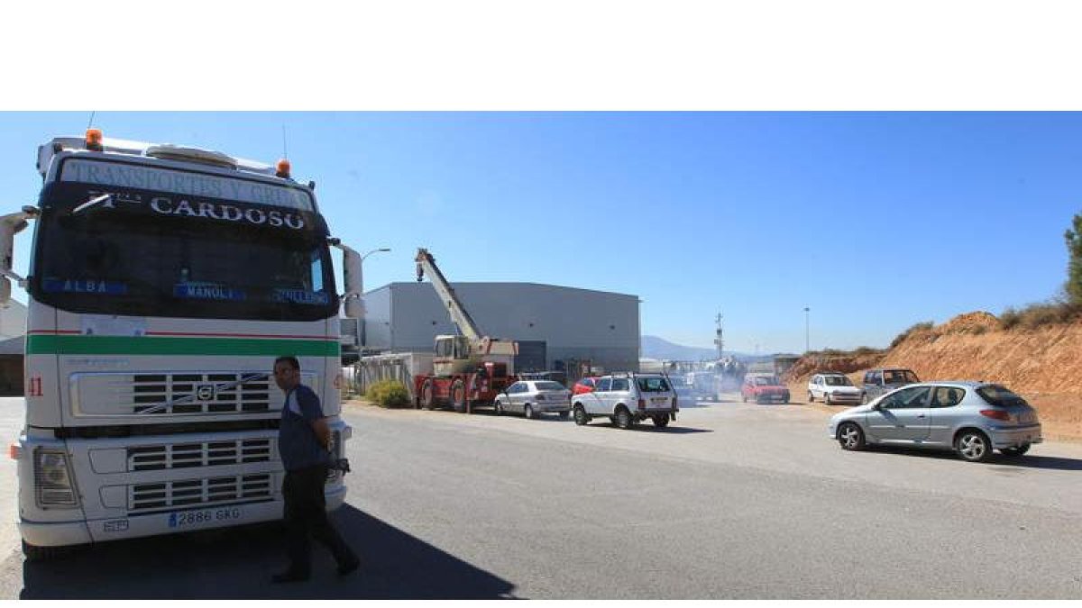 Los coches de los trabajadores de LM estacionados en el exterior de la fábrica impedían la salida del camión con el molde.