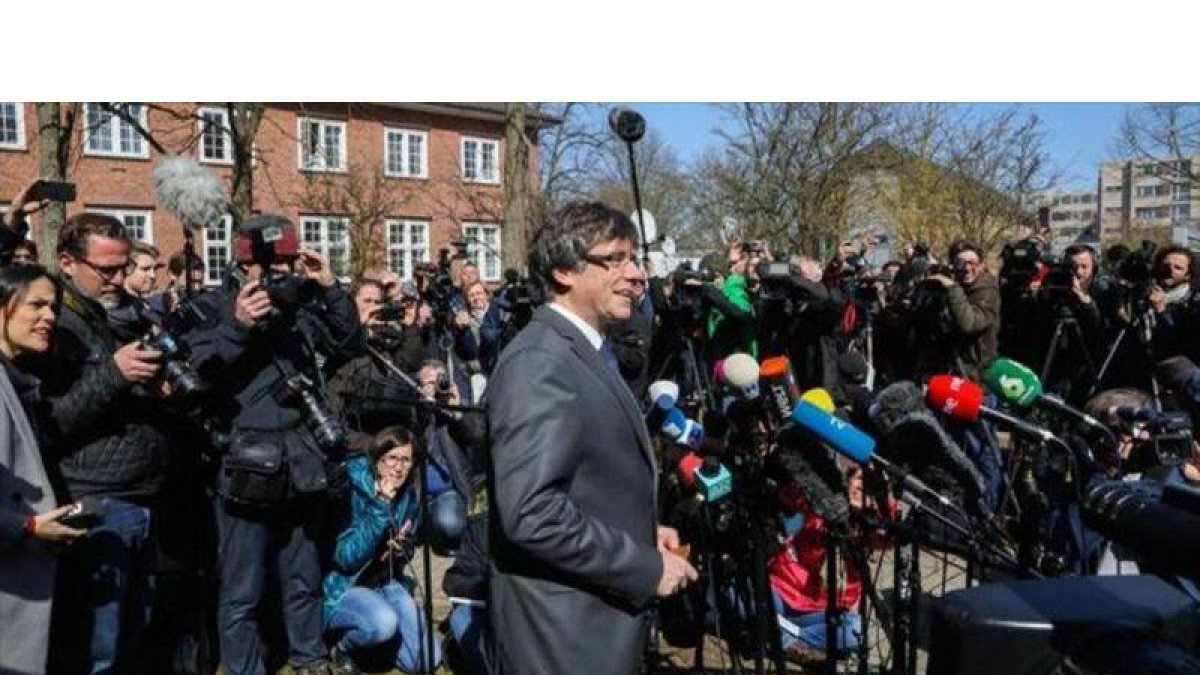 Puigdemont se dirige a los medios tras salir de la cárcel de Neumünster.