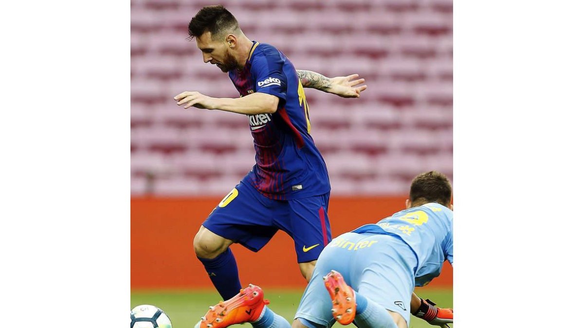 Messi, autor de dos goles ayer, durante el partido entre el Barça y Las Palmas. ALEJANDRO GARCÍA