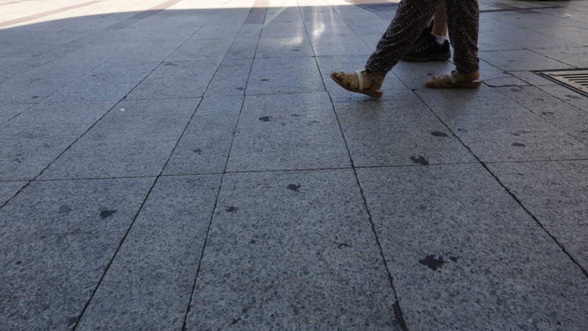 Chicles pegados en las aceras de las calles. MARCIANO PÉREZ