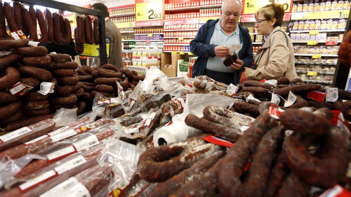Clientes de un hipermercado de la zona metropolitana de Bilbao compran embutidos de León. CAMPILLO
