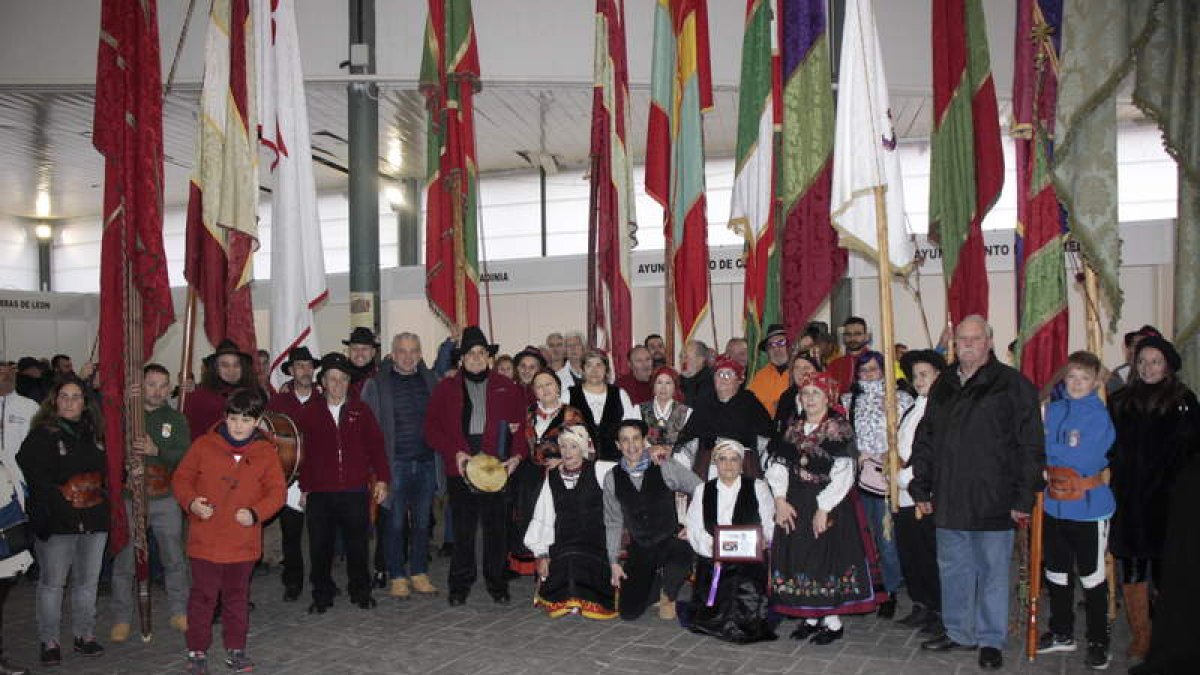 Miguel Alonso con su pandereta, arropado de pendones y miembros de grupo de danzas. CAMPOS