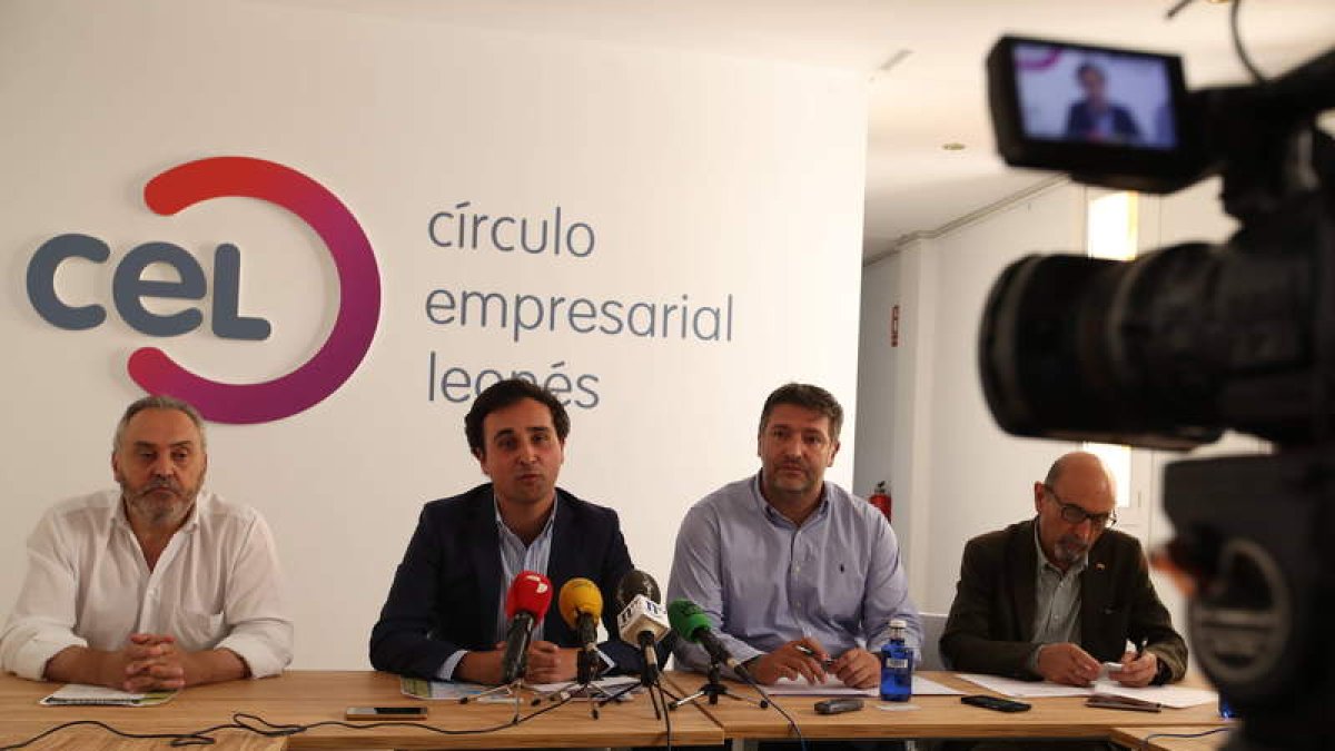 Representantes del aeródromo, el CEL y Leonavia. RAMIRO