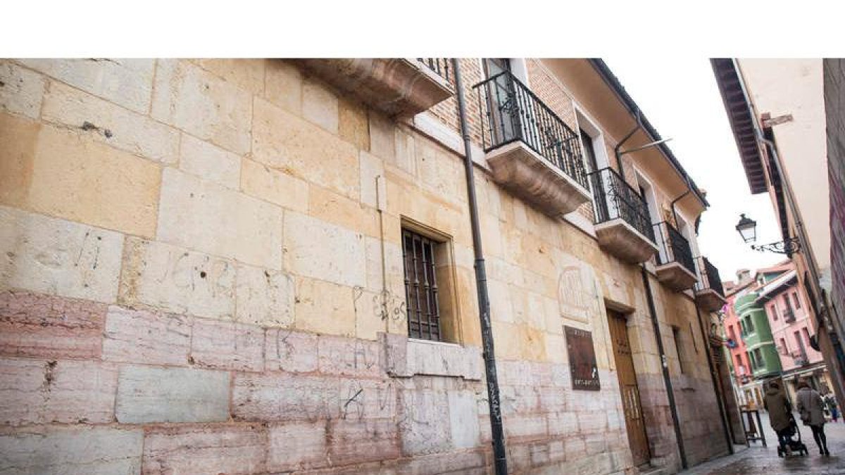 El Palacio de Jabalquinto está en la calle Juan de Arfe, junto a la plaza de San Martín. FERNANDO OTERO
