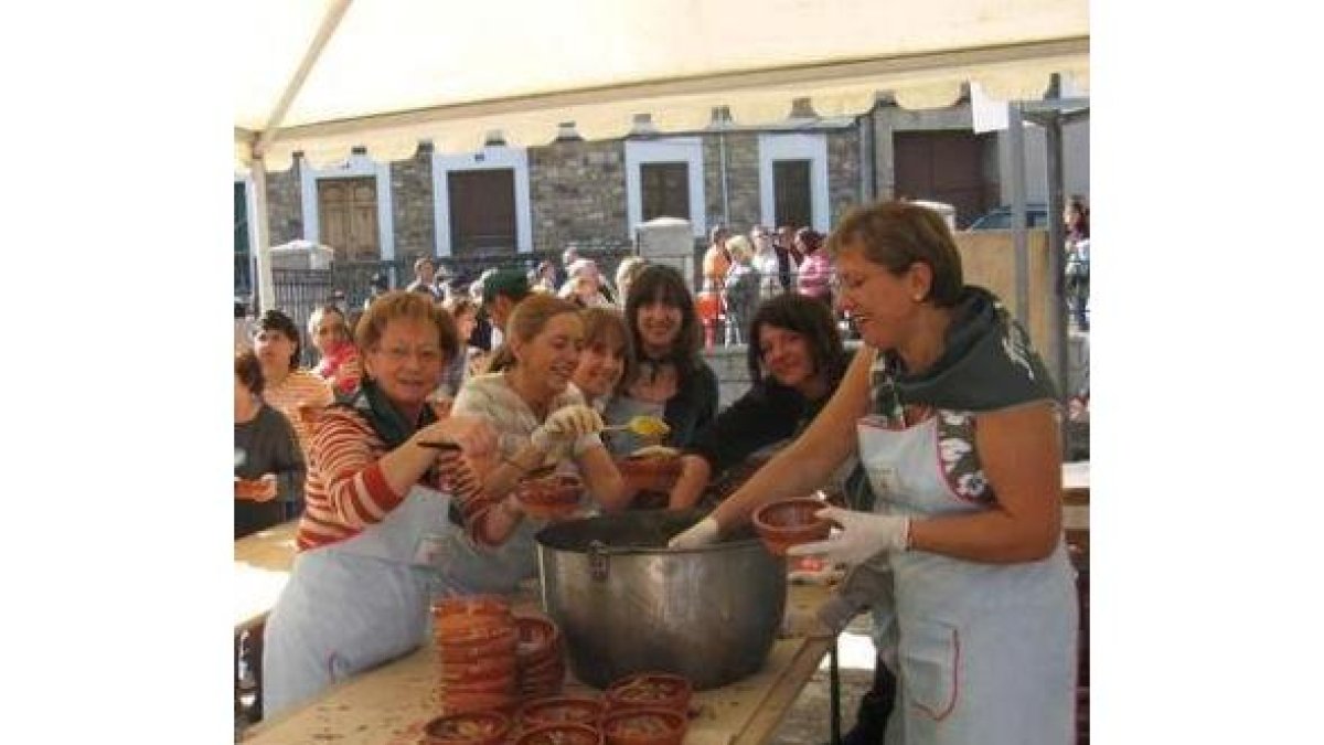 Varias mujeres disfrutan de la caldereta en una edición anterior de la feria.