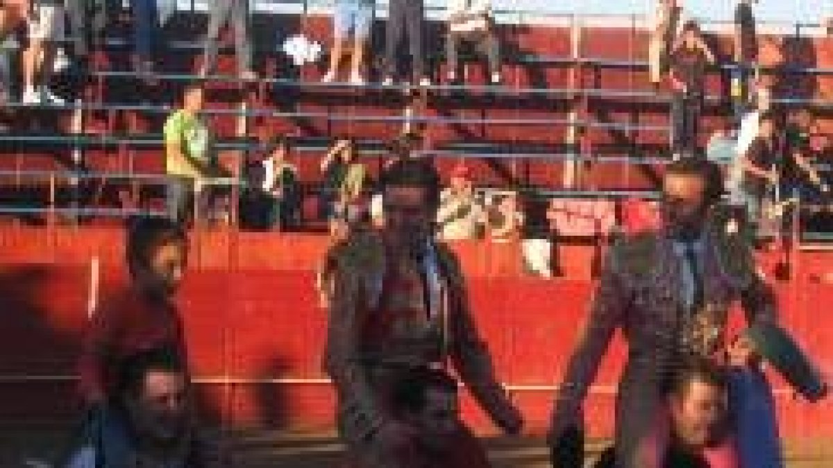 Los novilleros salen a hombros junto con el hijo de la ganadera