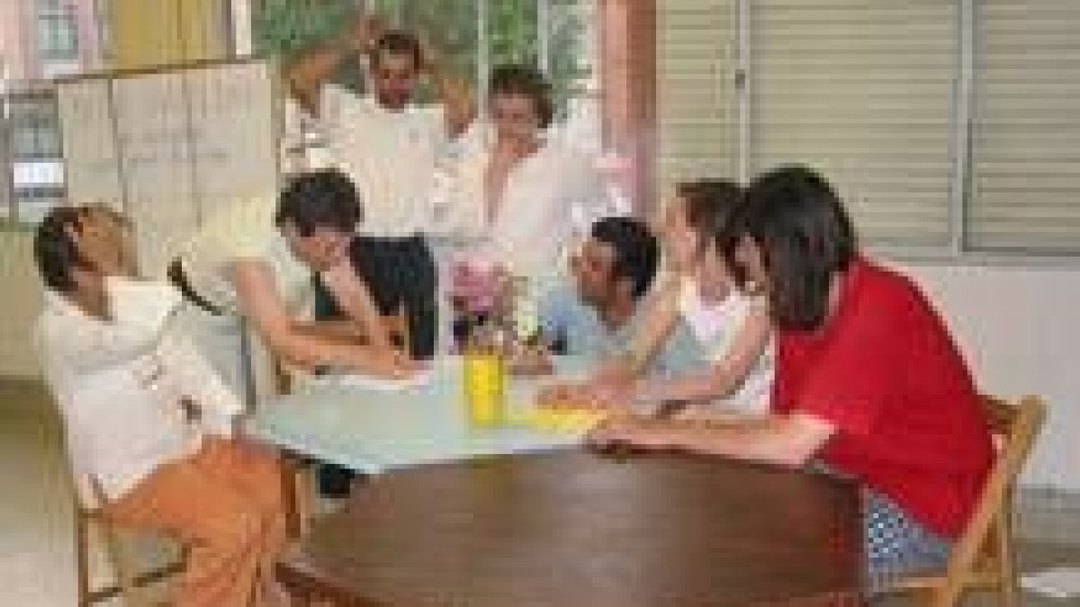 Los participantes y la profesora del taller preparando una escena
