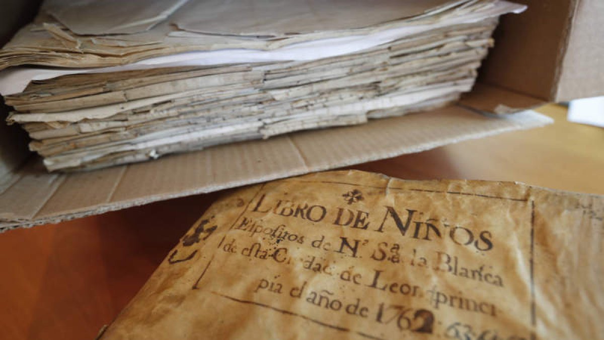 Imagen de los pleigos del los huérfanos que se conserva en el Archivo Provincial. Los niños estuvieron entre las principales víctimas de la gripe española durante la primera oleada. JESÚS F. SALVADORES