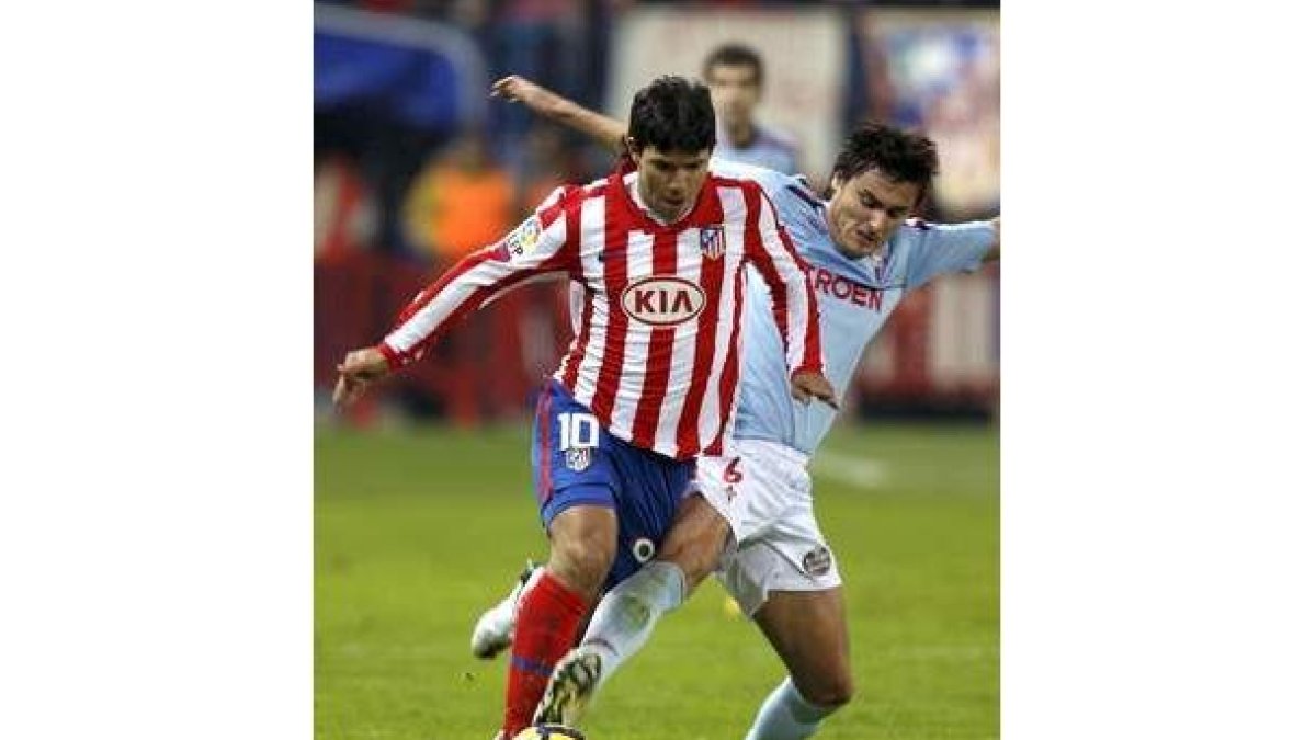 El Kun Agüero intenta llevarse un balón ante un rival.