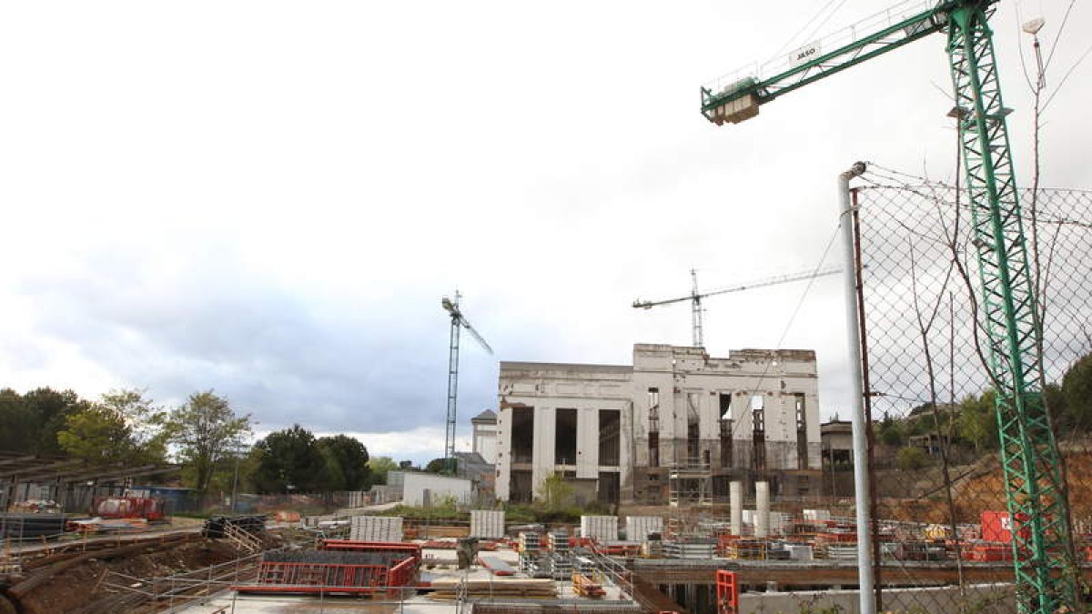 Sólo un pequeño retén de obreros permanece en las obras de rehabilitación de la sede central del museo, en la imagen.