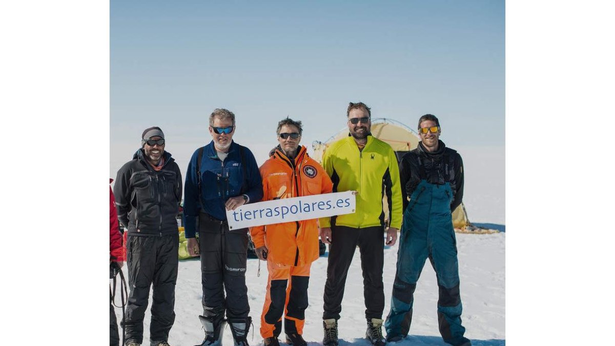 El explorador madrileño Ramón Hernando de Larramendi con sus compañeros. NACHO GARCÍA