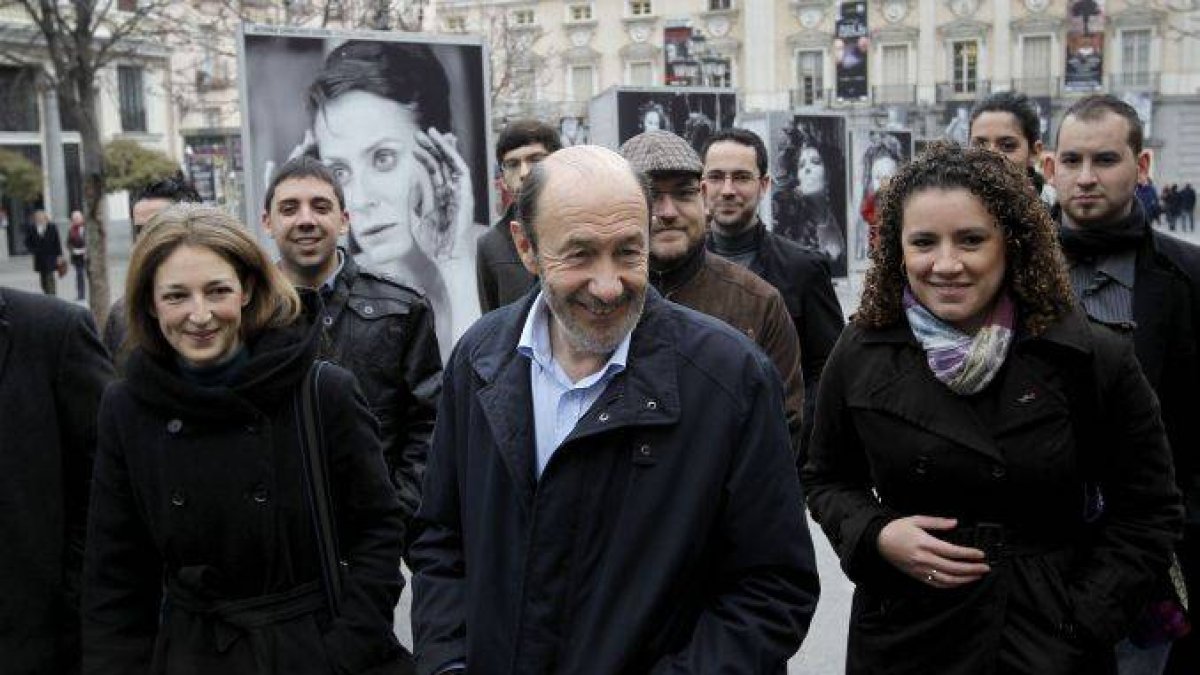 Alfredo Perez Rubalcaba, PSOE, hoy durante un encuentro con jovenes en el centro de Madrid.