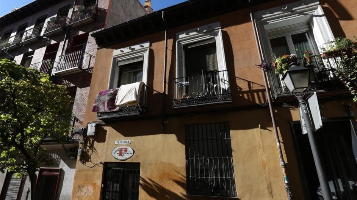 Narcopiso de la calle Olivar. Los narcokupas han sacado un colchón en el balcón y otros objetos, probablemente afectados por una de las frecuentes plagas de chinches