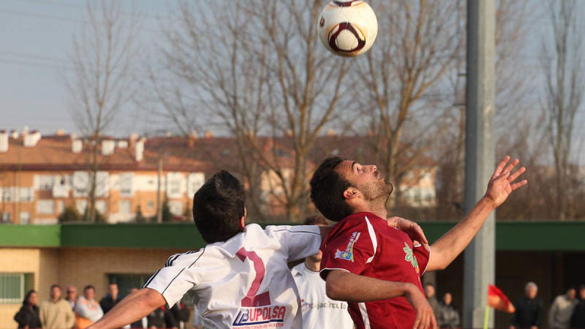 Murci, a la derecha de la imagen, trata de hacerse con el balón en un lance del encuentro frente al Club Deportivo Burgos.