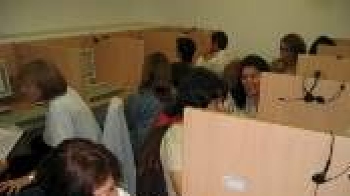 Varias personas en el aula de Nuevas Tecnologías de San Andrés