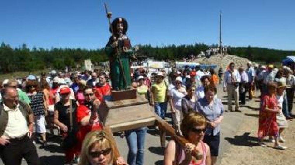 Miles de personas participaron en la romería de la Cruz de Ferro de este año.