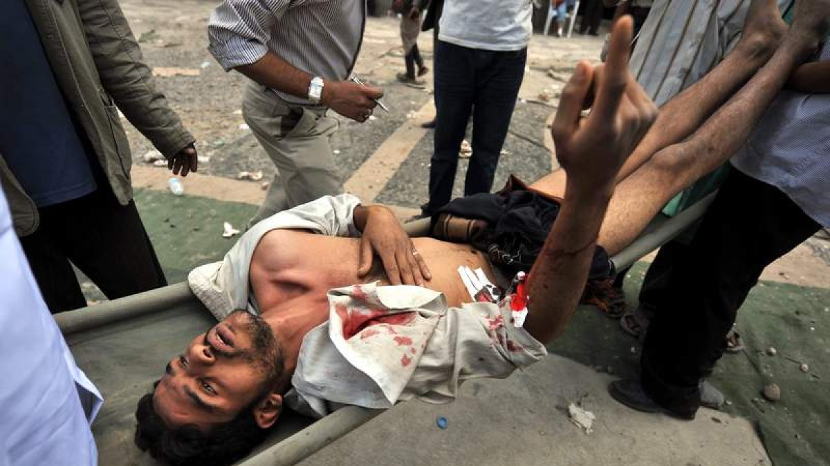 Un opositor yemení es trasladado a un hospital tras resultar herido en un enfrentamiento.