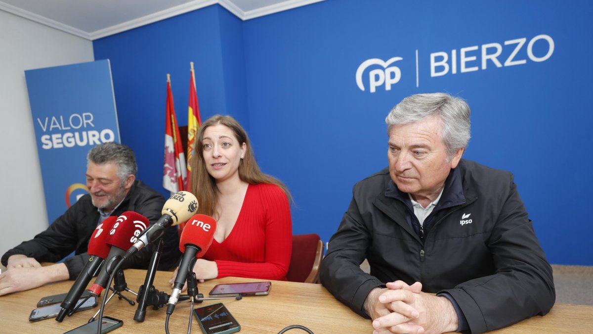 Ángel Calvo, al anunciar su despedida en la sede del PP de Ponferrada acompañado por Ester Muñoz y Raúl Valcarce. DE LA MATA