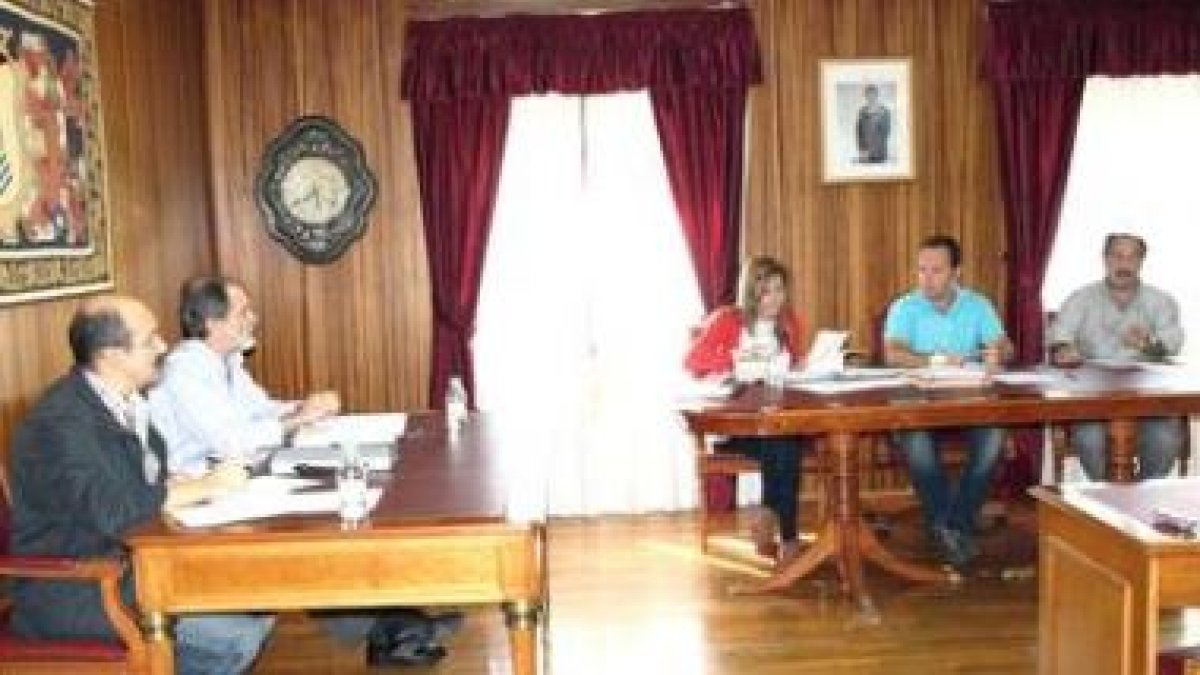Las deuda del cámping de Riaño fue debatida en pleno municipal.