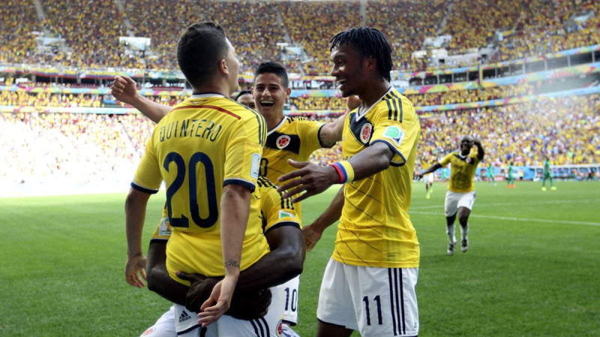 El centrocampista colombiano Juan Quintero celebra con sus compañeros el gol ante Costa de Marfil.